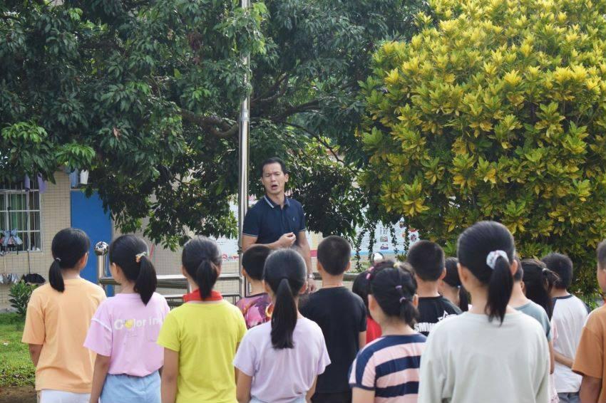 夏日时尚的爱丽